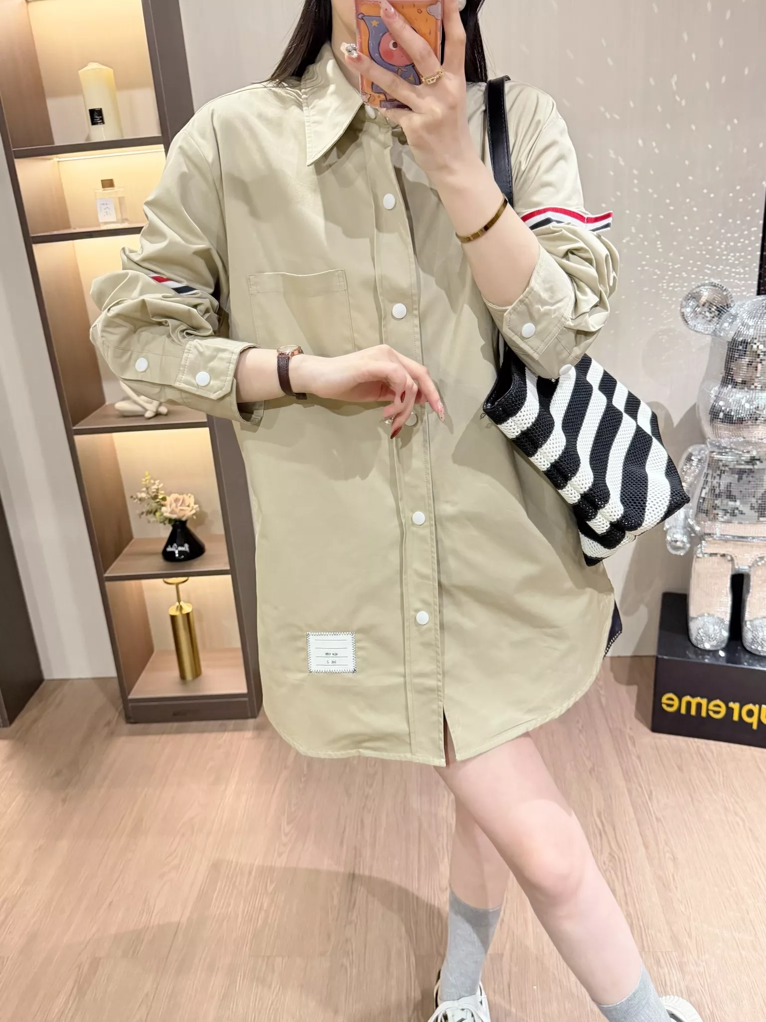 톰브라운 삼선 포인트 오버핏 롱 셔츠 상세 이미지 36