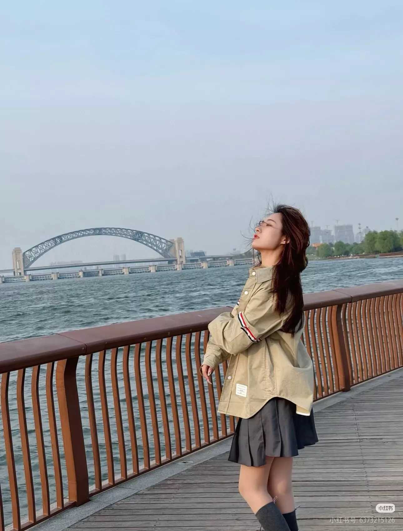 톰브라운 삼선 포인트 오버핏 롱 셔츠 상세 이미지 40