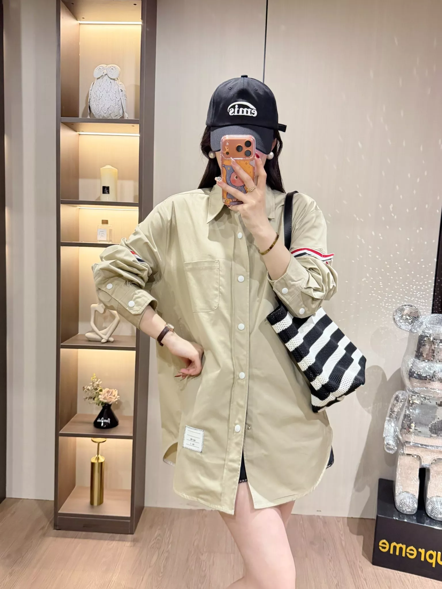 톰브라운 삼선 포인트 오버핏 롱 셔츠 상세 이미지 34