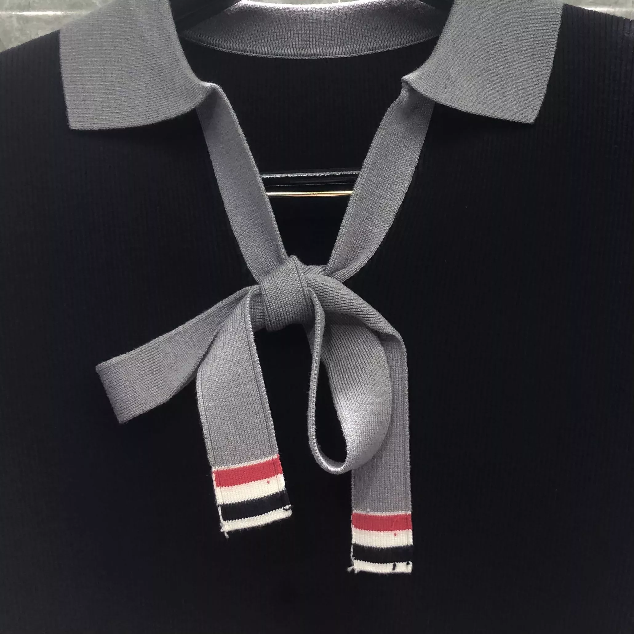 톰브라운 타이 장식 반소매 니트 상세 이미지 18