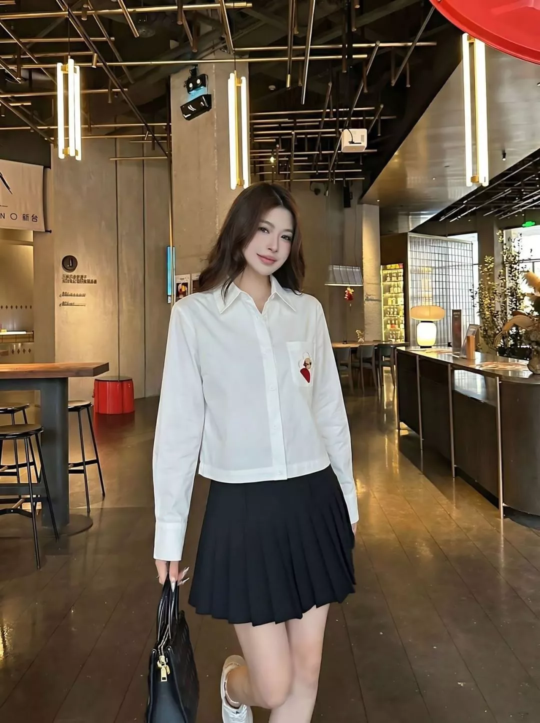 디올 화이트 자수 포켓 크롭 셔츠 상세 이미지 17