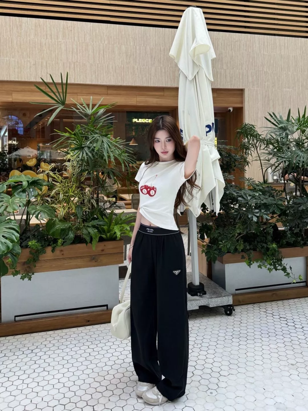 프라다 삼각 로고 와이드 팬츠 상세 이미지 13
