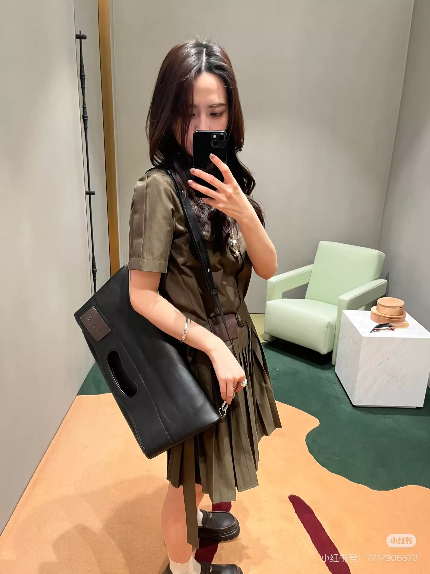 로에베 셔츠 카라 플리츠 반소매 원피스 상세 이미지 36