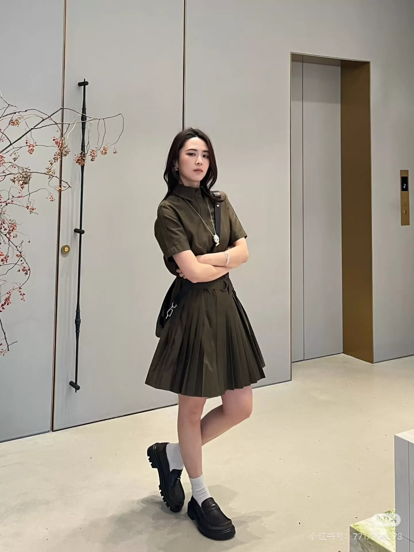 로에베 셔츠 카라 플리츠 반소매 원피스 상세 이미지 30