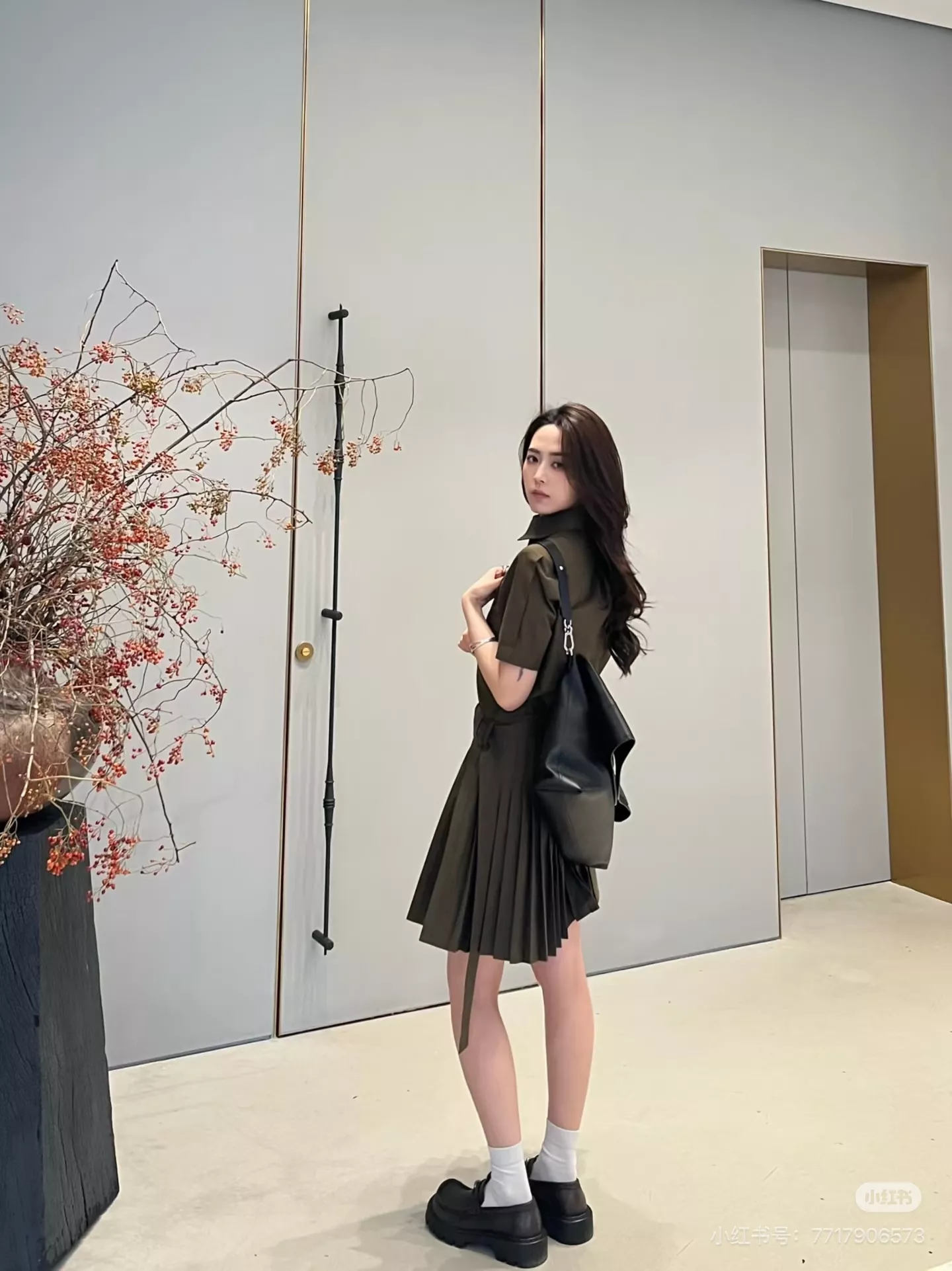 로에베 셔츠 카라 플리츠 반소매 원피스 상세 이미지 32