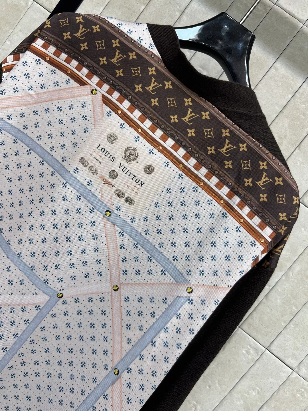 루이비통 복고 배색 니트 가디건 상세 이미지 8