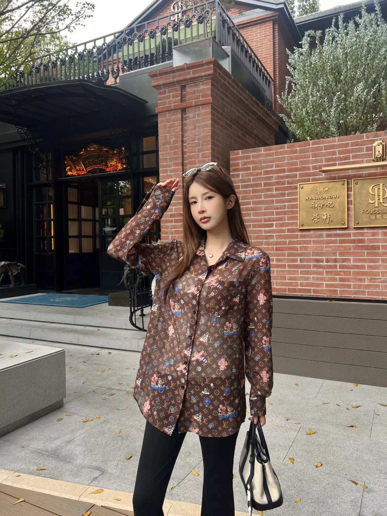 루이비통 모노그램 프린트 카툰 포인트 셔츠 상세 이미지 11