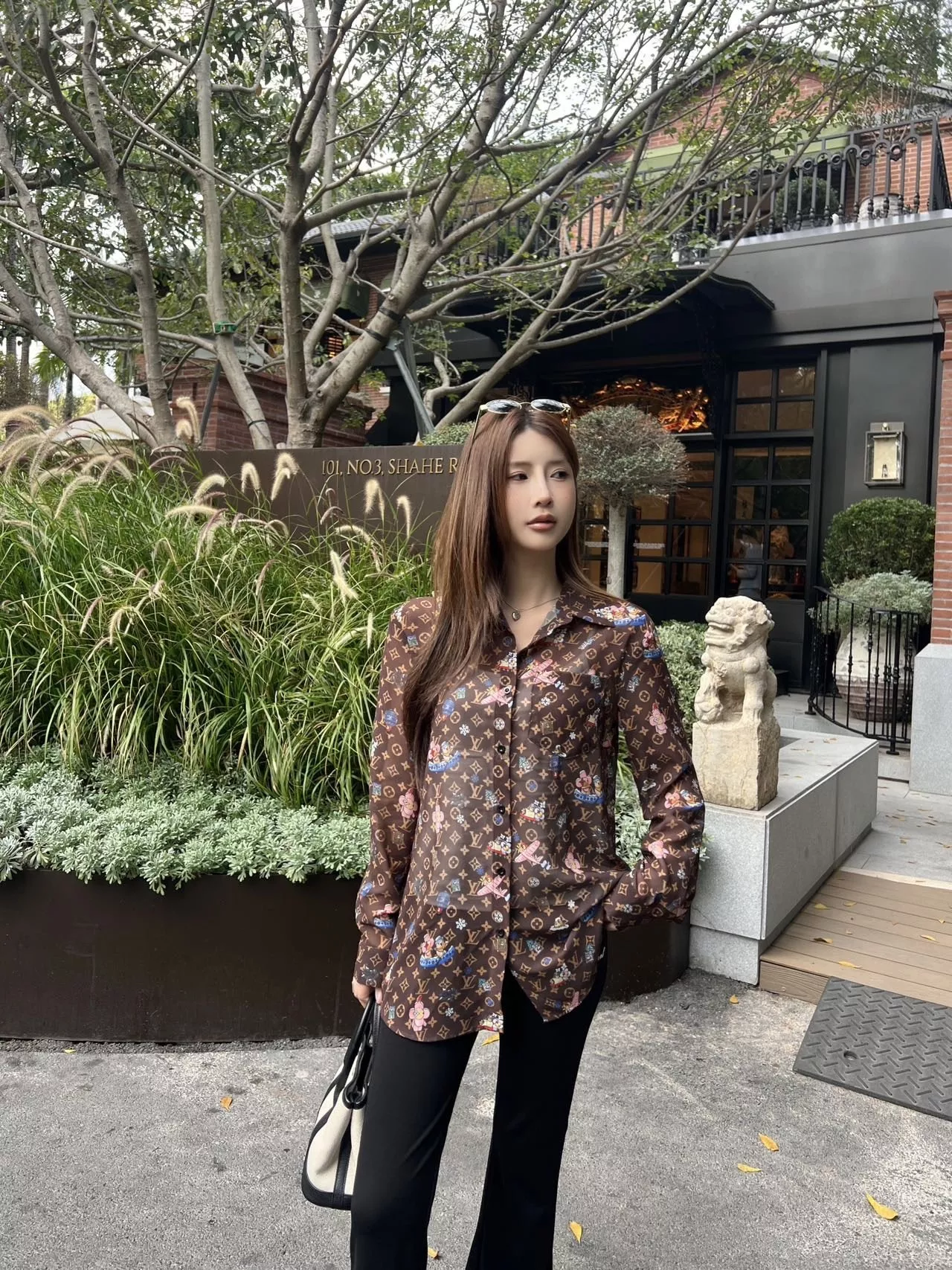 루이비통 모노그램 프린트 카툰 포인트 셔츠 상세 이미지 12