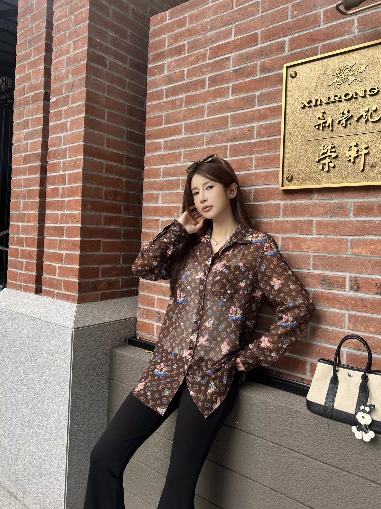 루이비통 모노그램 프린트 카툰 포인트 셔츠 상세 이미지 19