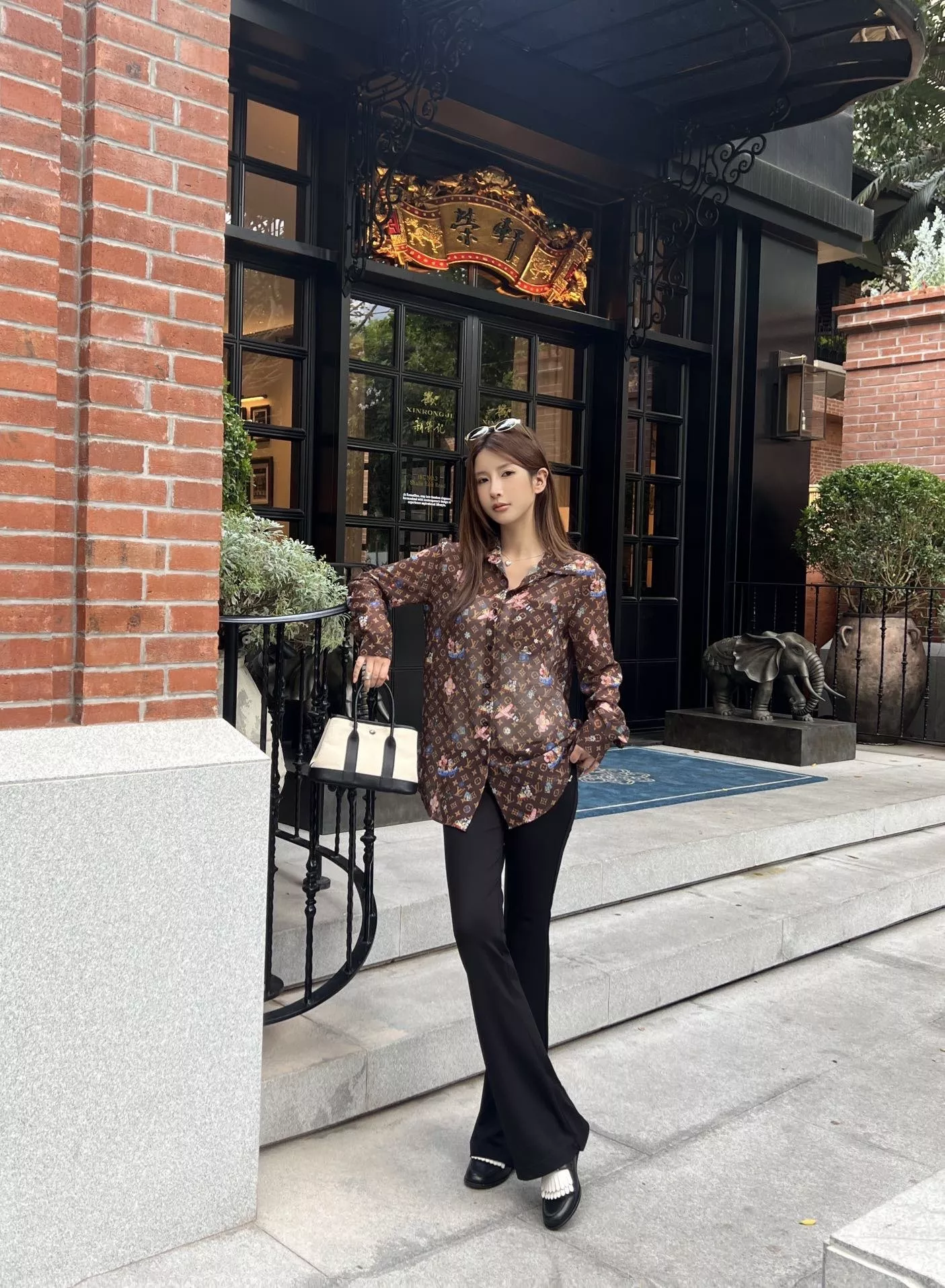 루이비통 모노그램 프린트 카툰 포인트 셔츠 상세 이미지 16