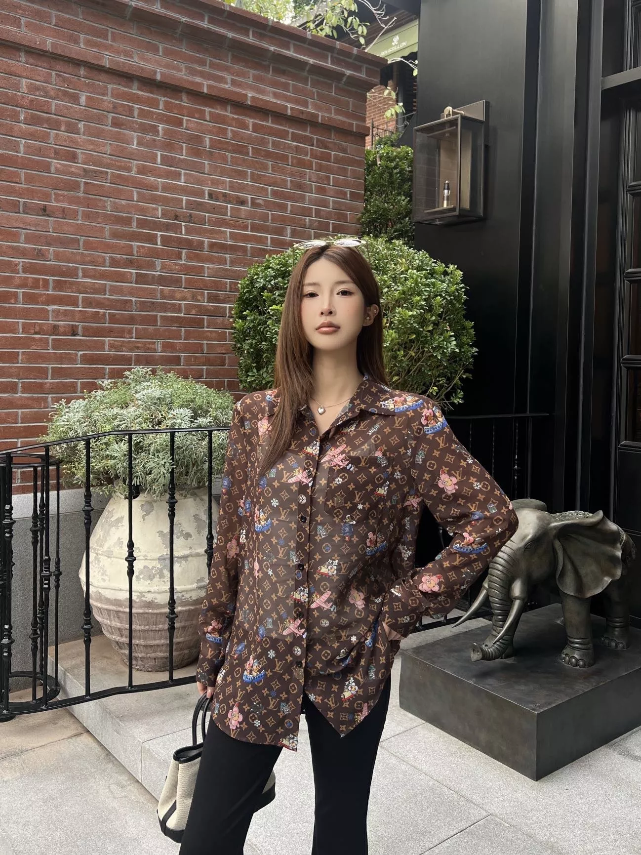 루이비통 모노그램 프린트 카툰 포인트 셔츠 상세 이미지 17