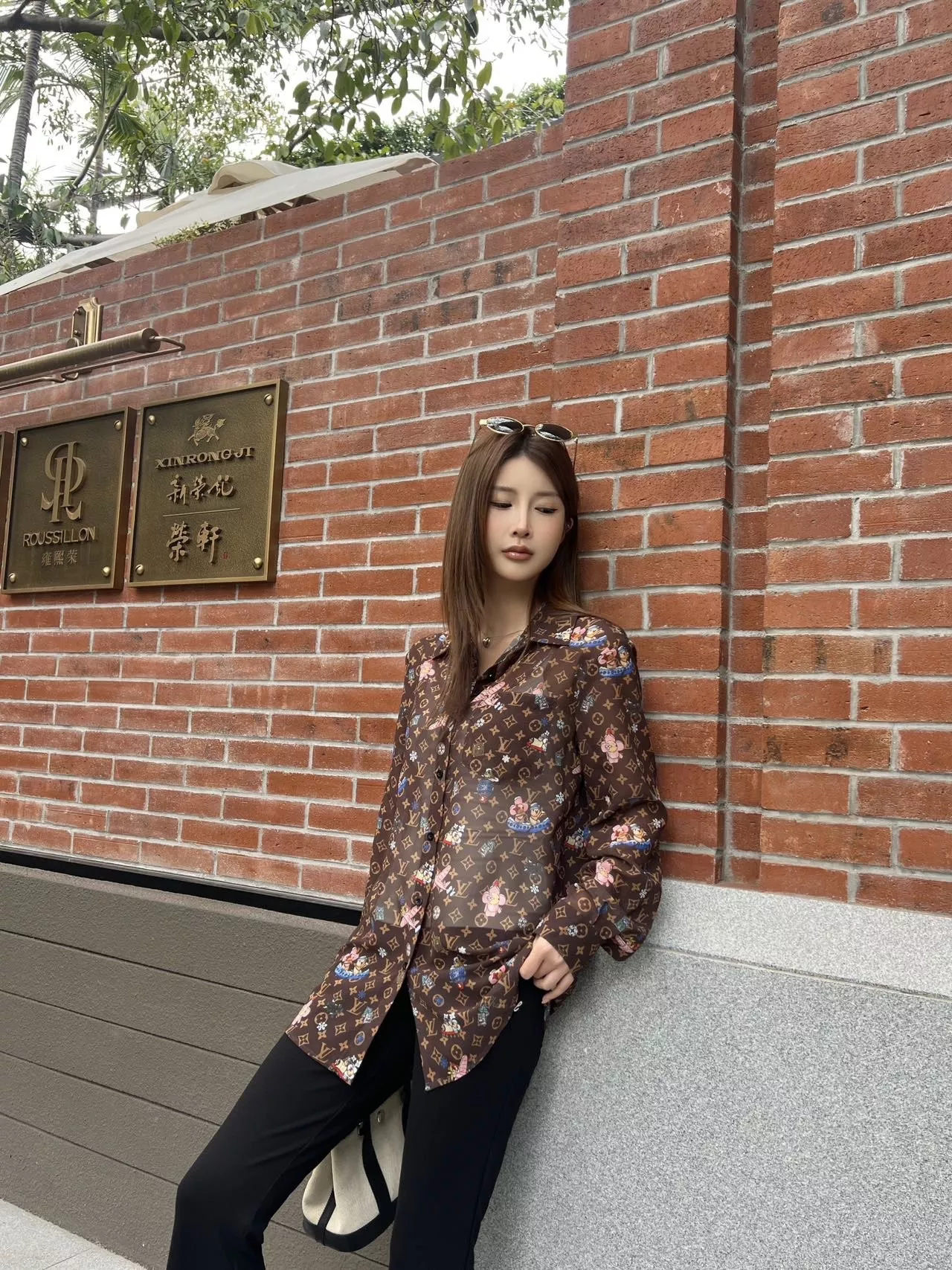 루이비통 모노그램 프린트 카툰 포인트 셔츠 상세 이미지 18