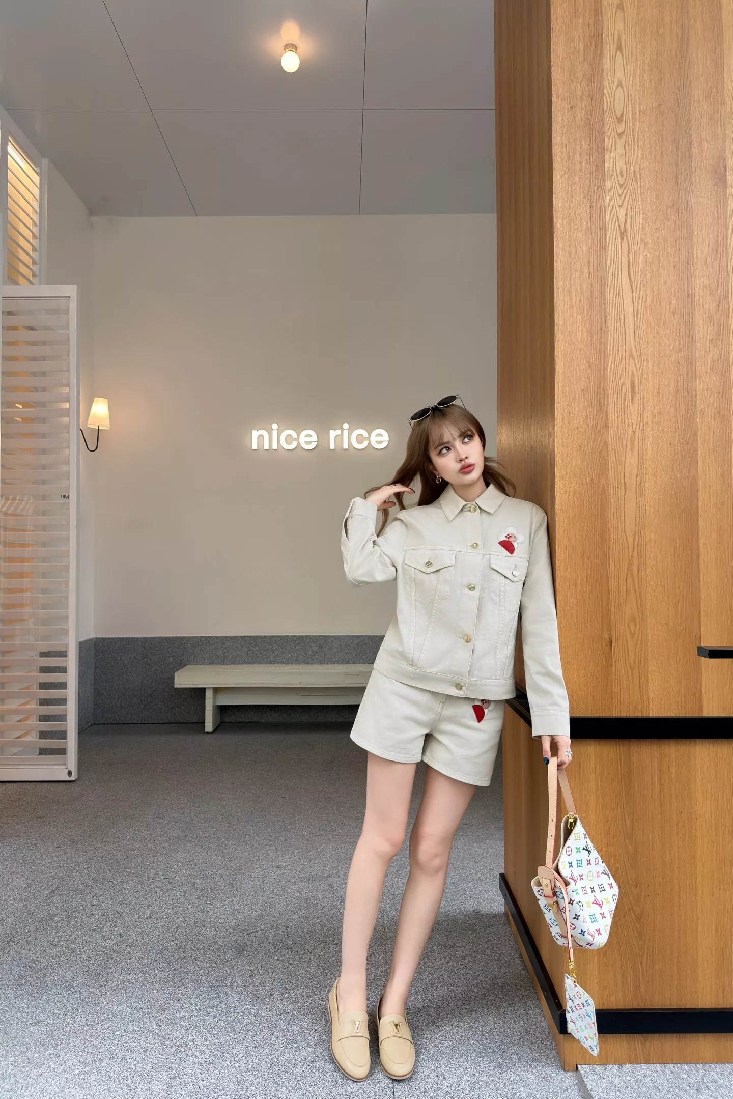 로에베 화이트 자수 데님 쇼츠 상세 이미지 23