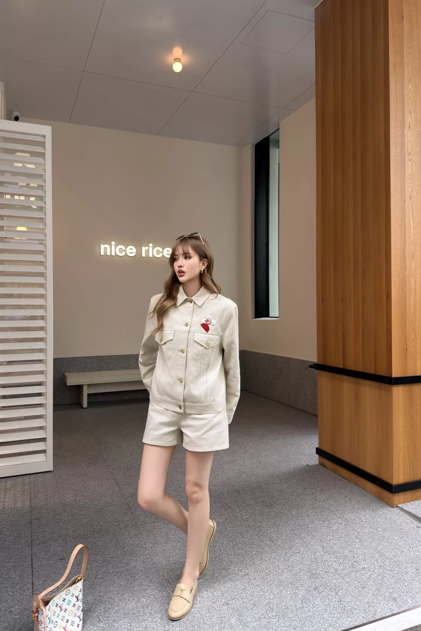 로에베 화이트 자수 데님 쇼츠 상세 이미지 21