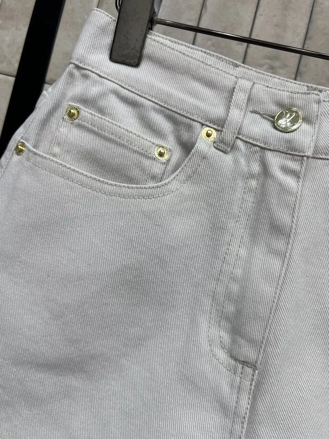 로에베 화이트 자수 데님 쇼츠 상세 이미지 5