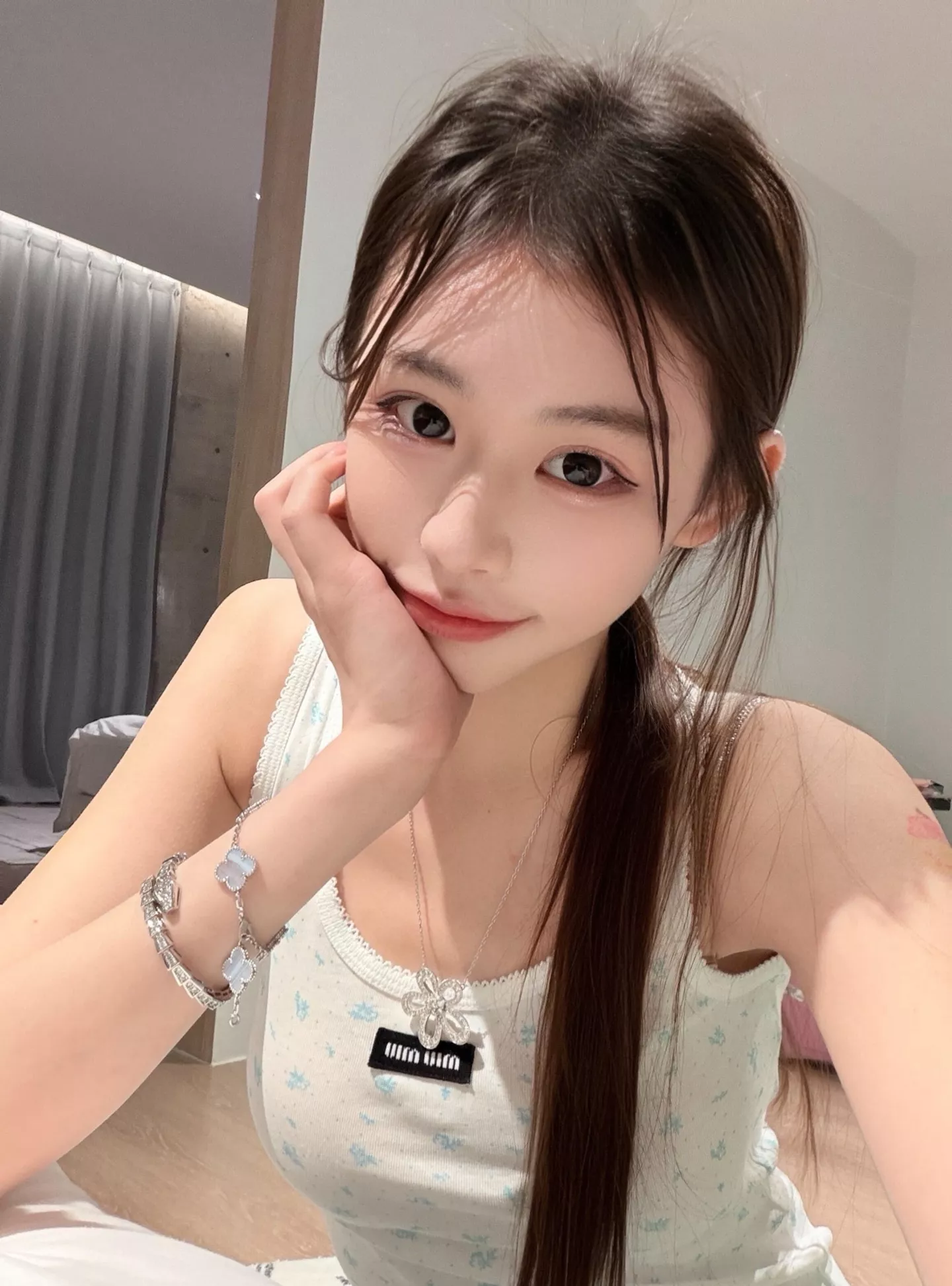 미우미우 로고 플라워 프린트 슬리브리스 탑 상세 이미지 16