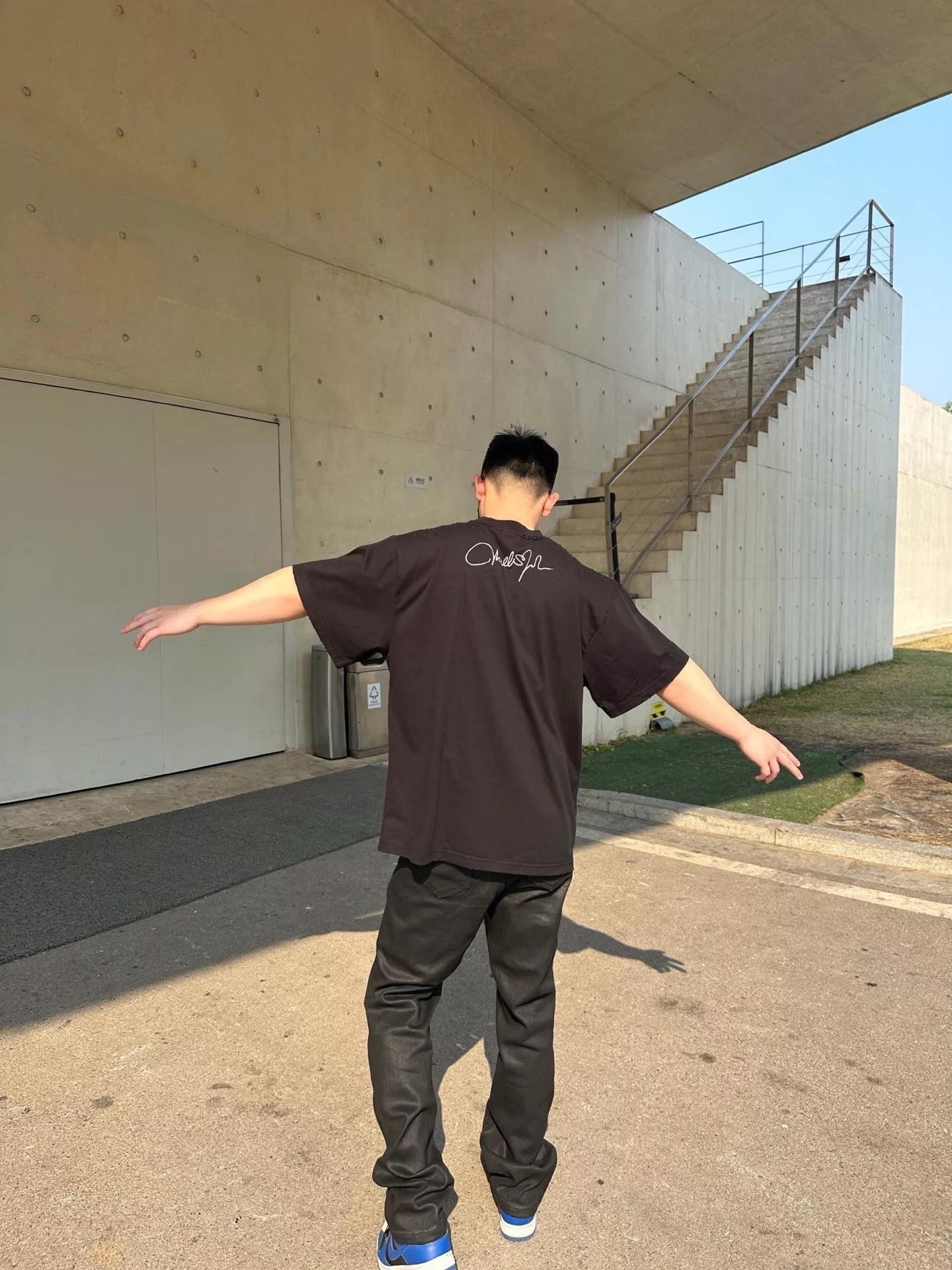 발렌시아가 인물 프린트 반소매 티셔츠 상세 이미지 13
