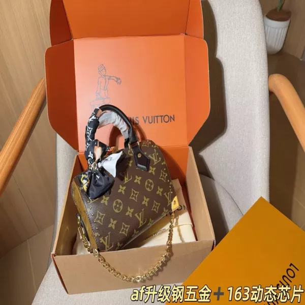 루이비통 클래식 모노그램 체인 트렁크백