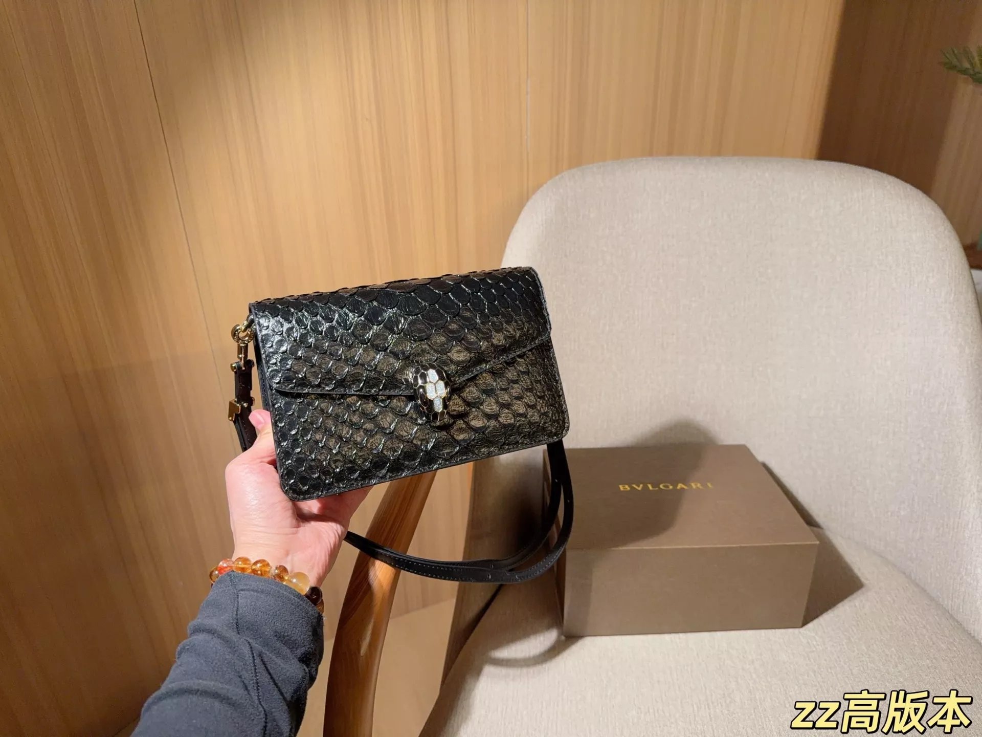 불가리 세르펜티 바이퍼 탑핸들백 상세 이미지 3