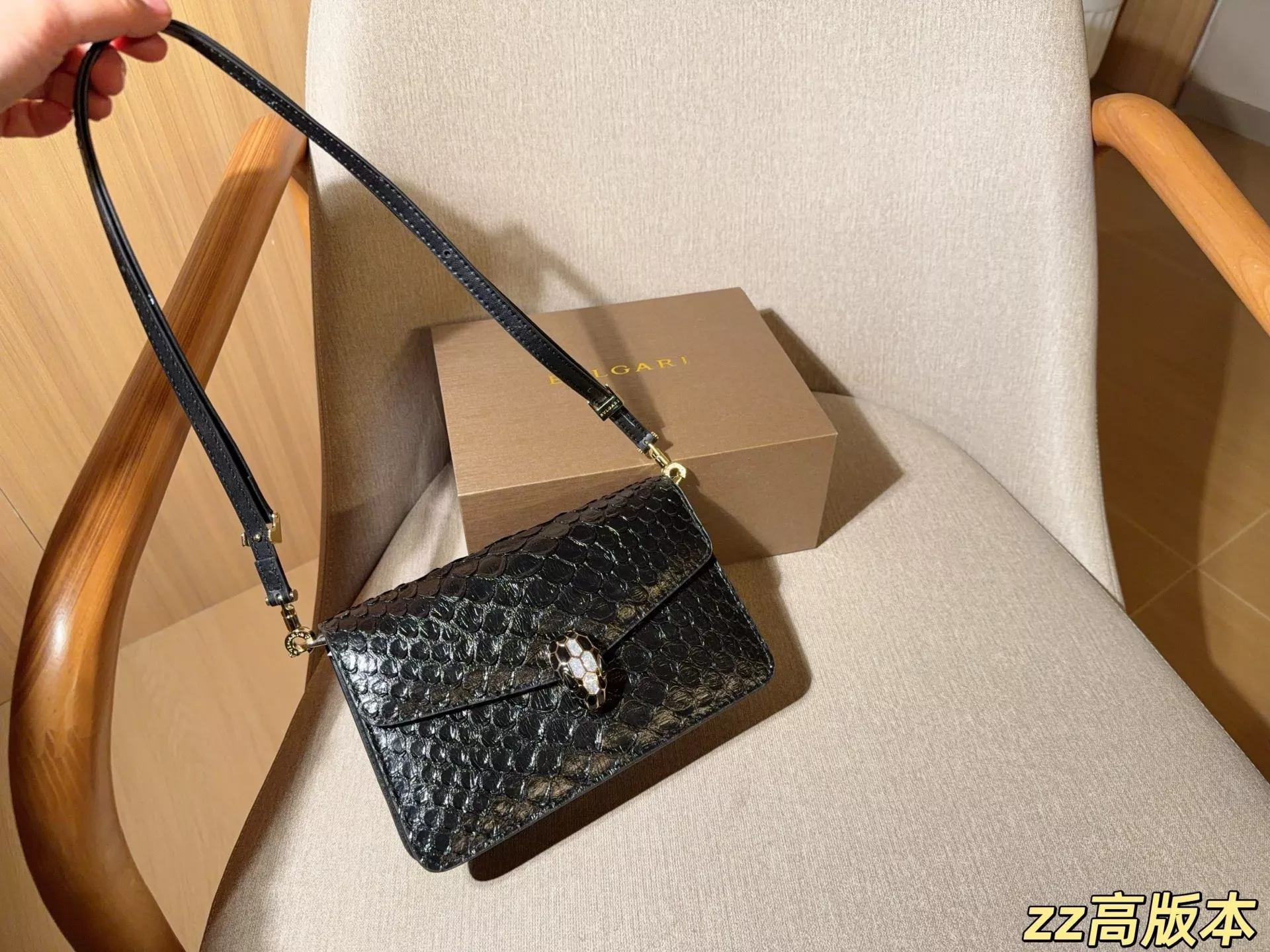 불가리 세르펜티 바이퍼 탑핸들백 상세 이미지 2