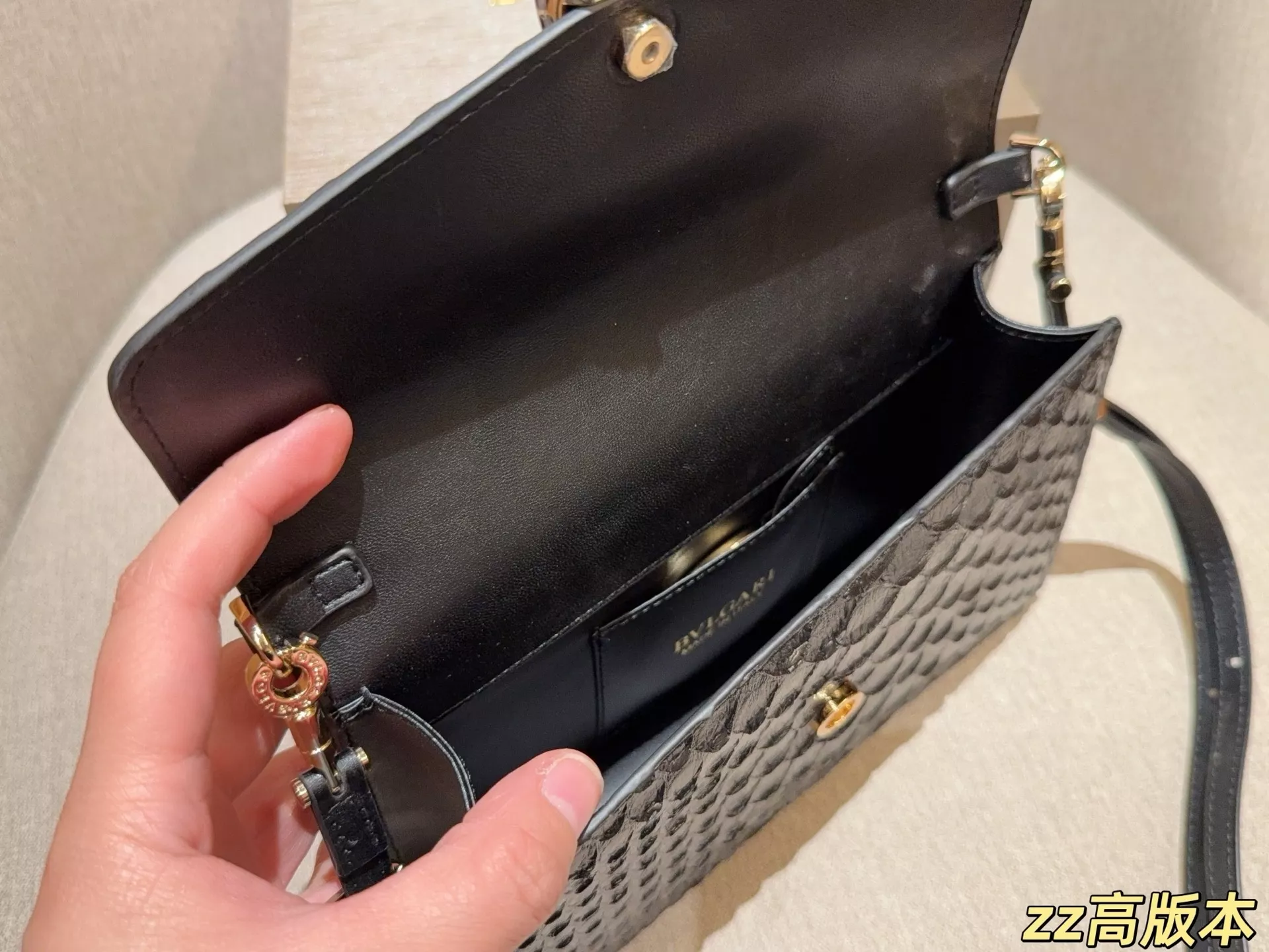 불가리 세르펜티 바이퍼 탑핸들백 상세 이미지 9