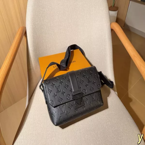 루이비통 블랙 엠보 모노그램 우편배달백