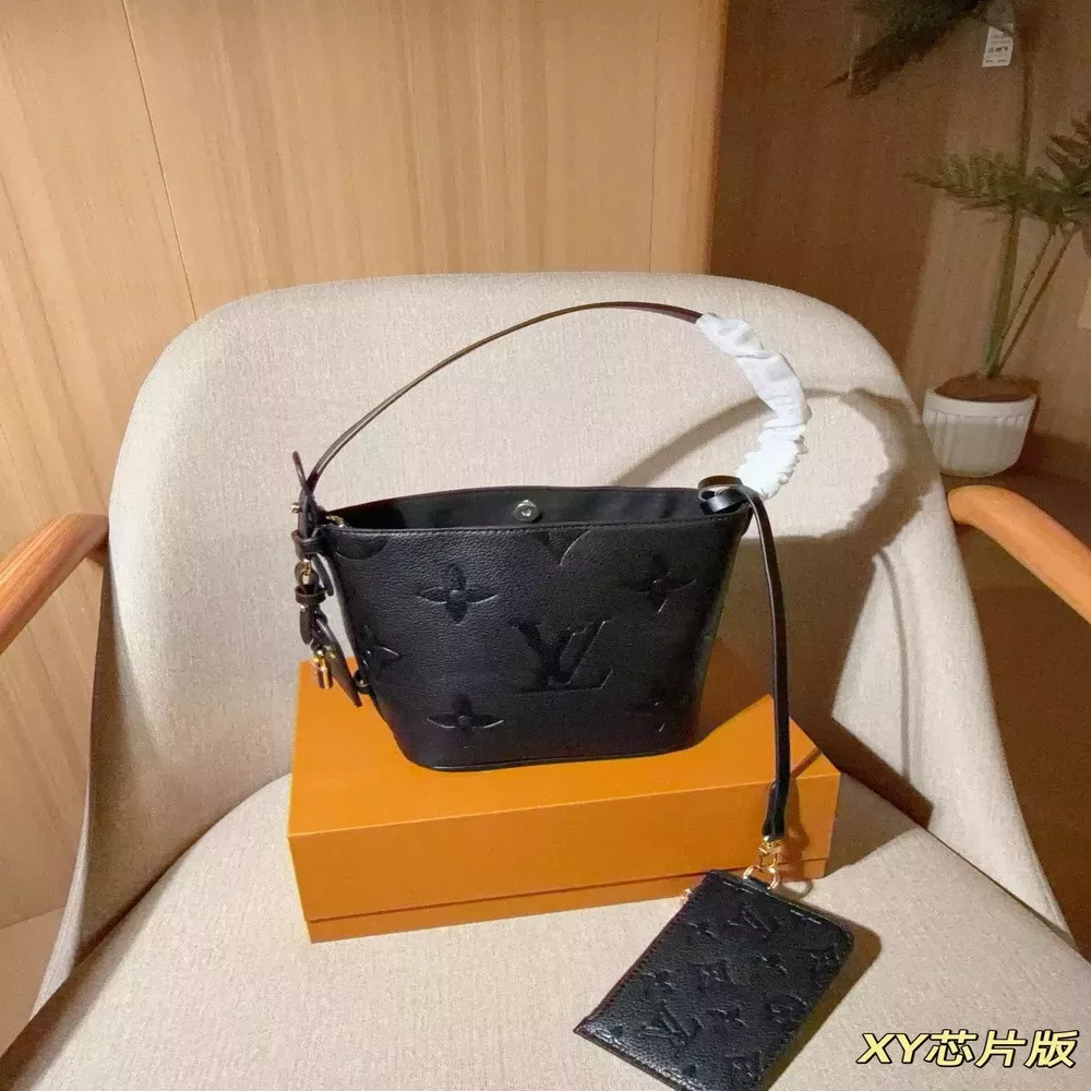루이비통 엠보 버킷 스타일 미니백