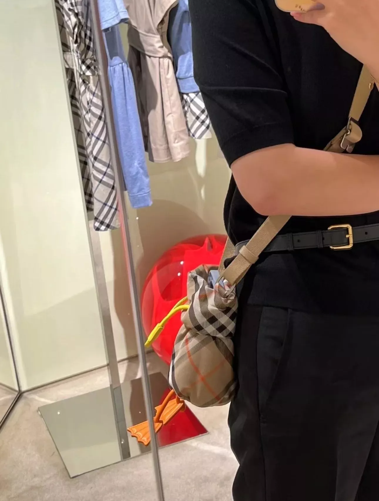 버버리 워터버드 체크 나일론 보틀백 상세 이미지 12