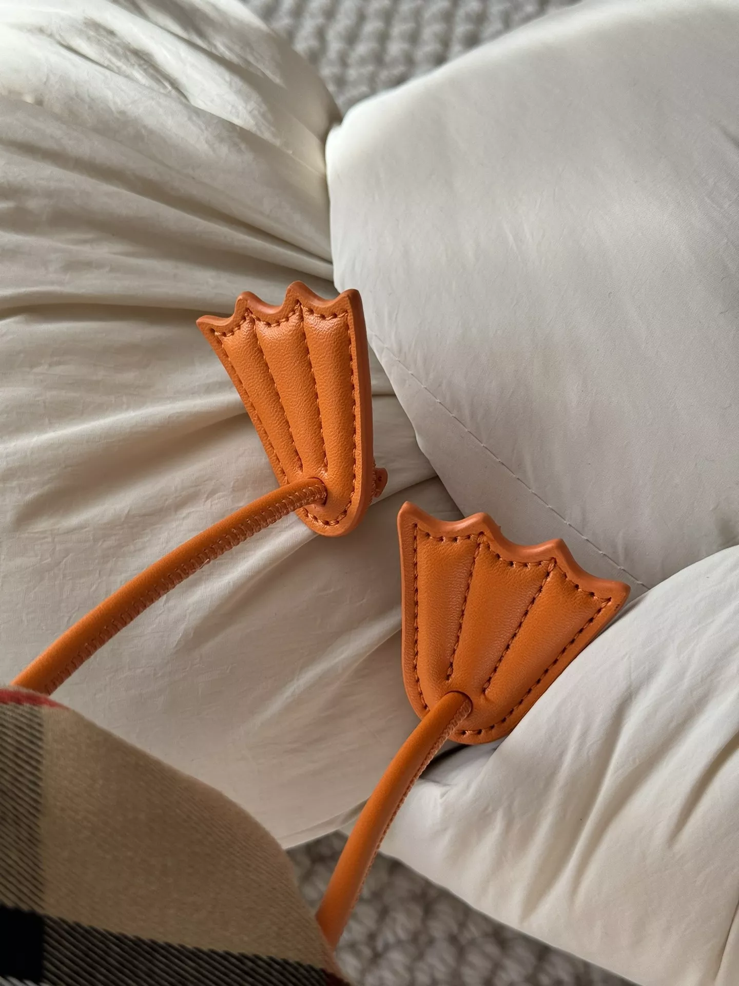 버버리 워터버드 체크 나일론 보틀백 상세 이미지 24