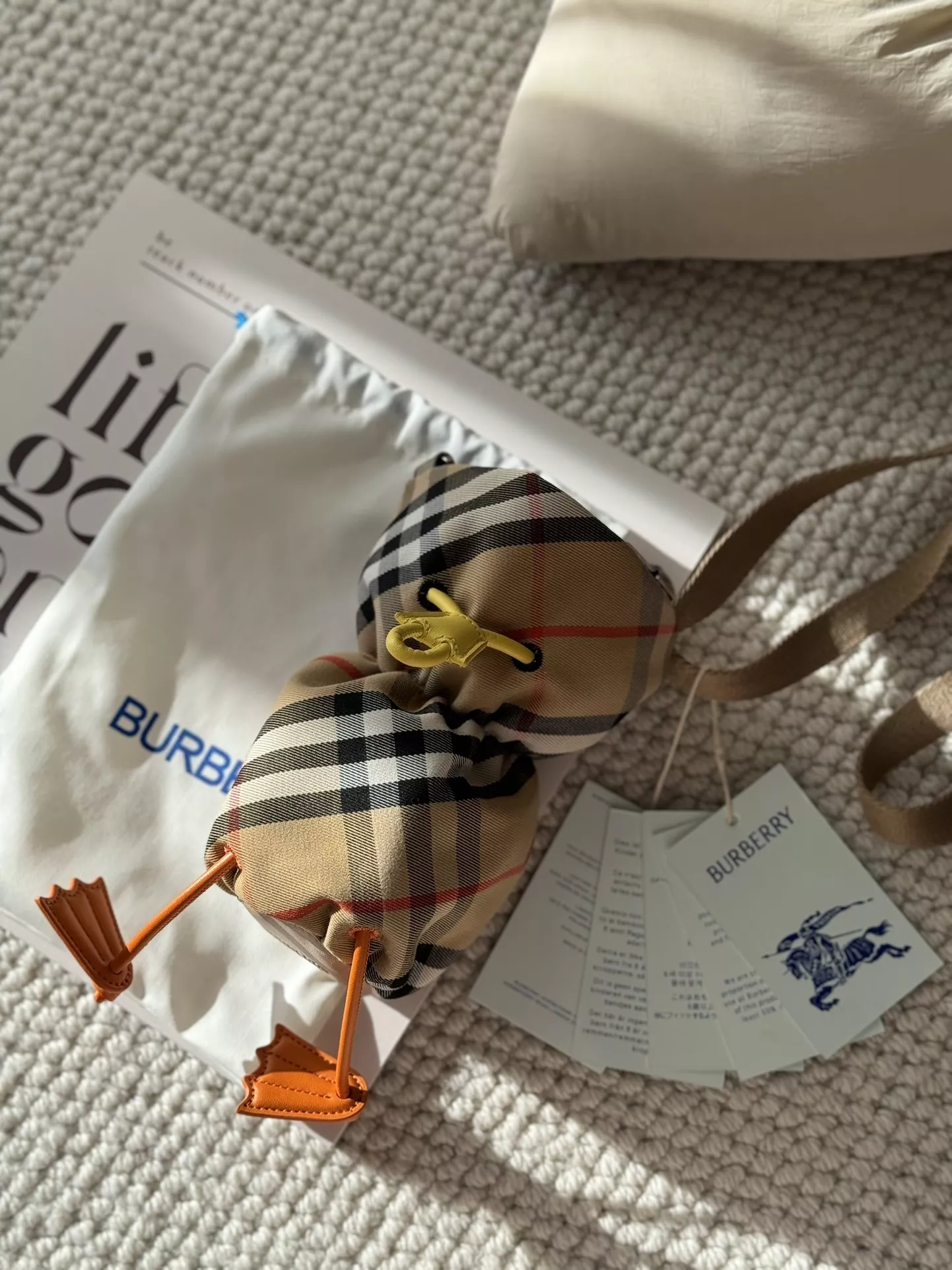버버리 워터버드 체크 나일론 보틀백 상세 이미지 51