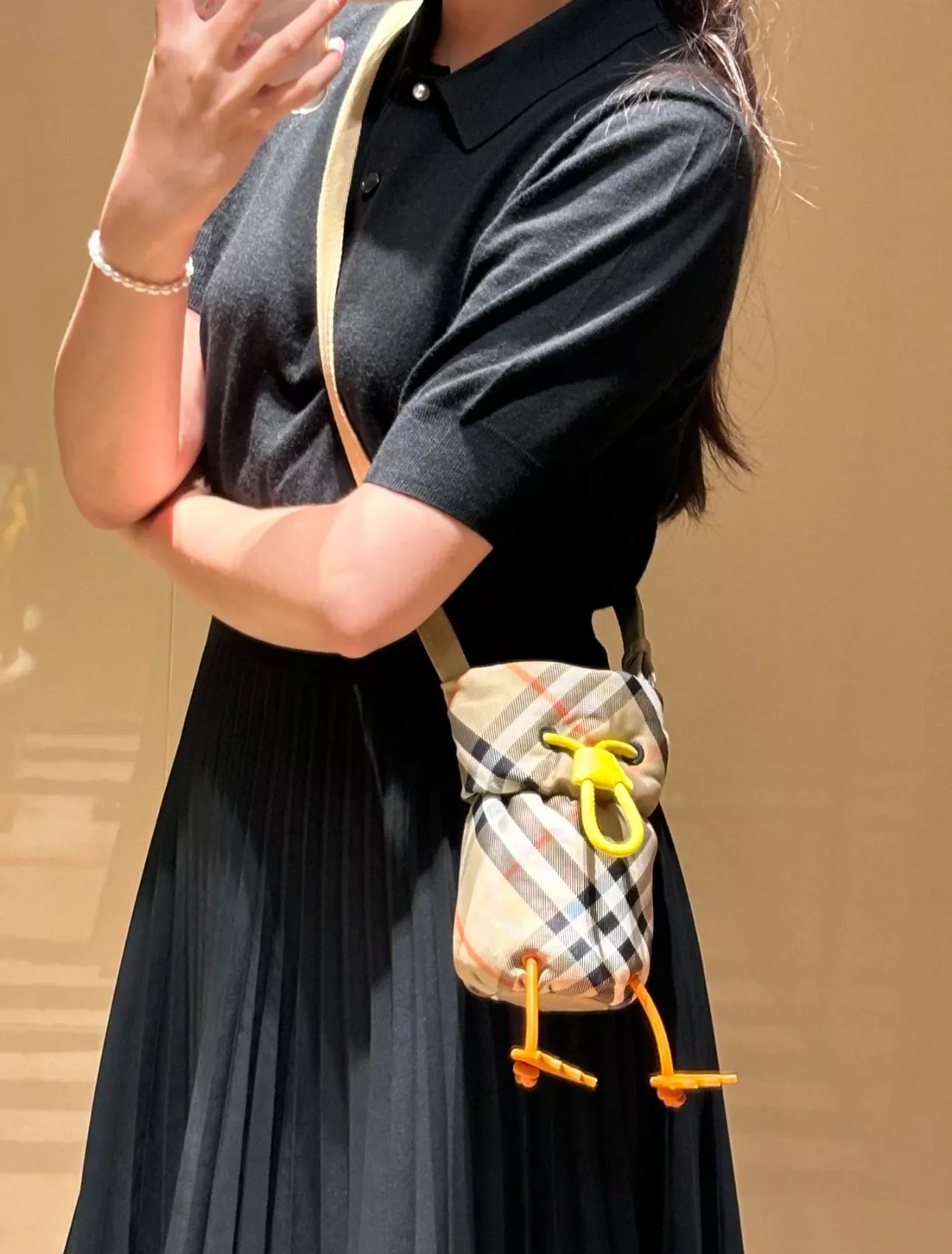버버리 워터버드 체크 나일론 보틀백 상세 이미지 13
