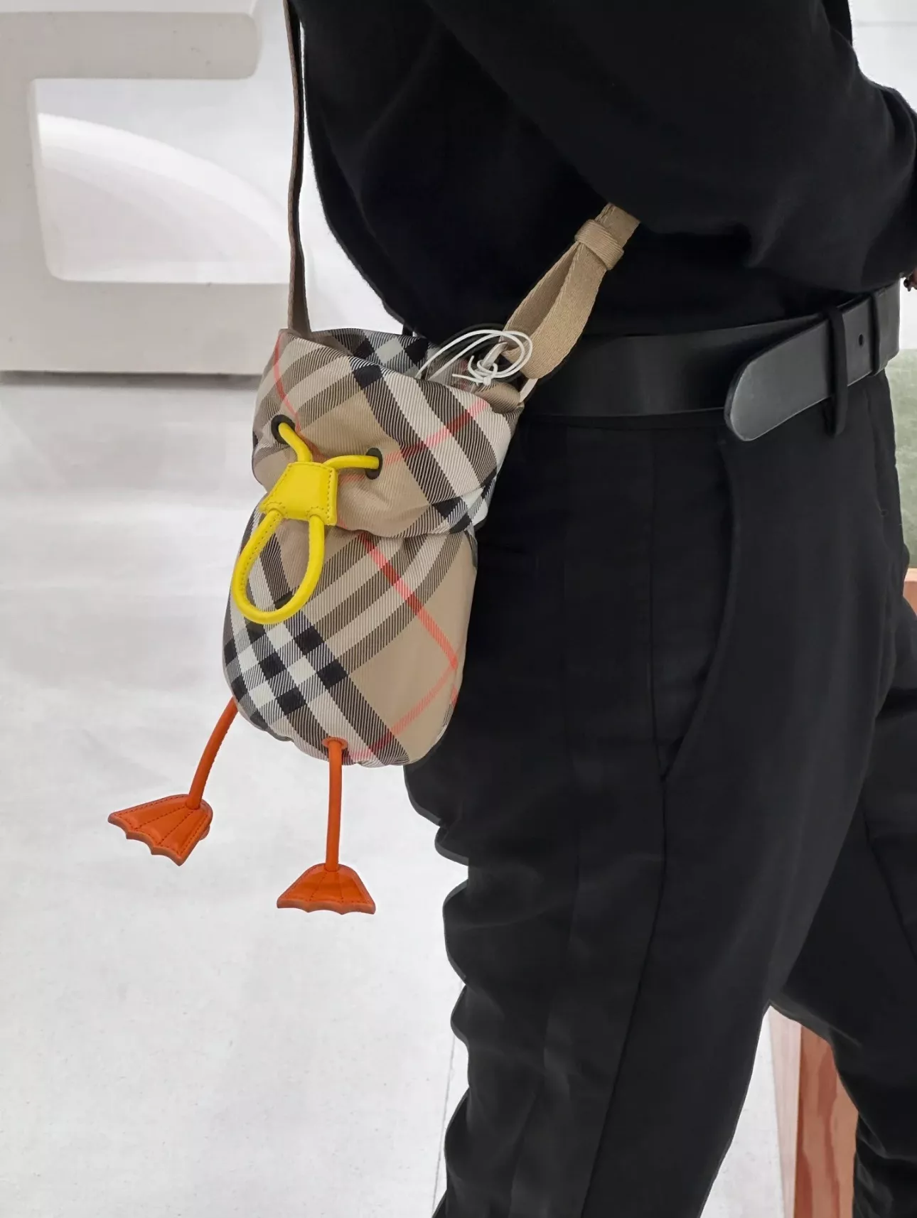 버버리 워터버드 체크 나일론 보틀백 상세 이미지 11