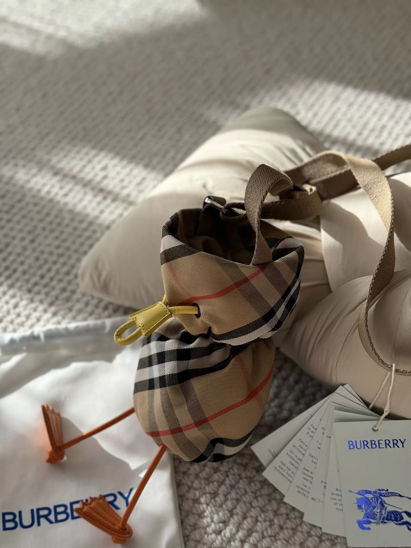 버버리 워터버드 체크 나일론 보틀백 상세 이미지 18