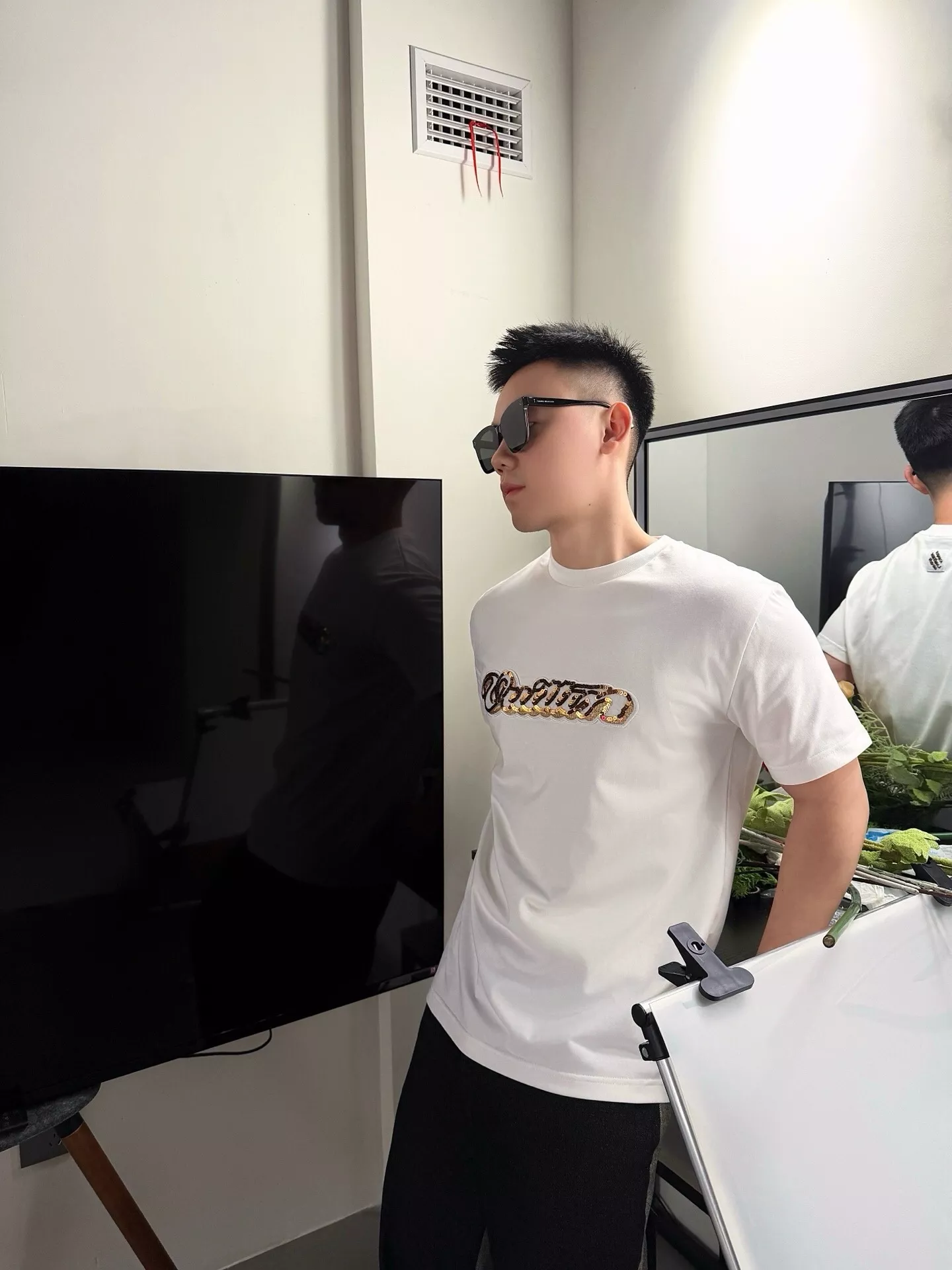 루이비통 골드 스팽글 로고 반소매 티셔츠 상세 이미지 12