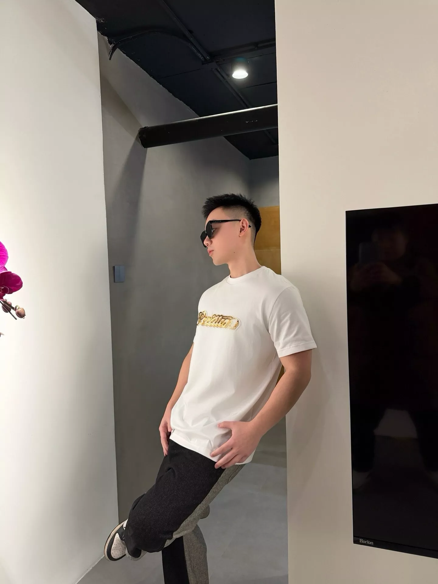 루이비통 골드 스팽글 로고 반소매 티셔츠 상세 이미지 14