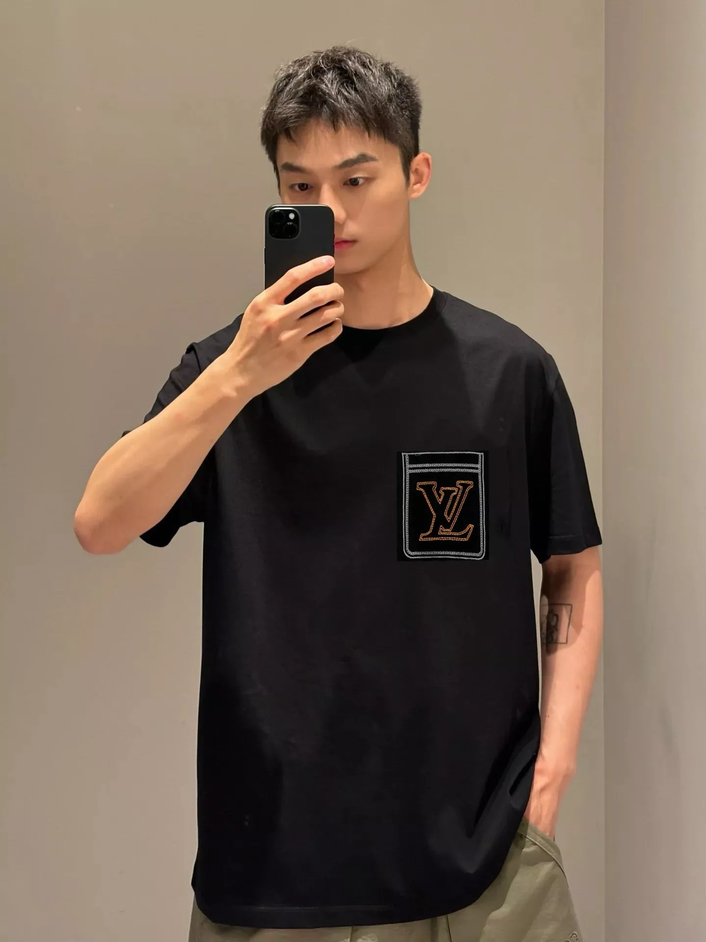 루이비통 라인 포켓 자수 반소매 티셔츠 상세 이미지 11
