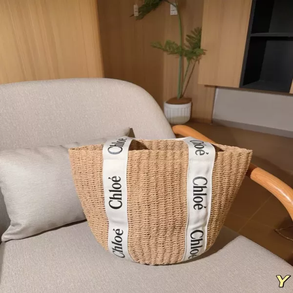 끌로에 라피아 우븐 버킷 스타일 백
