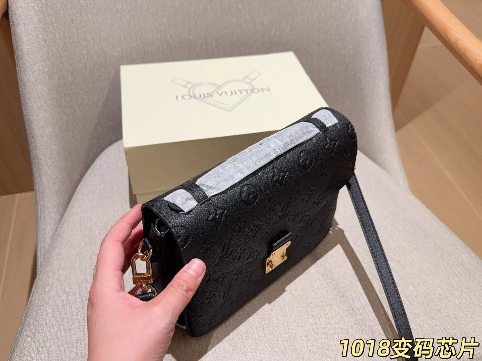 루이비통 엠보 모노그램 플랩 백 상세 이미지 7