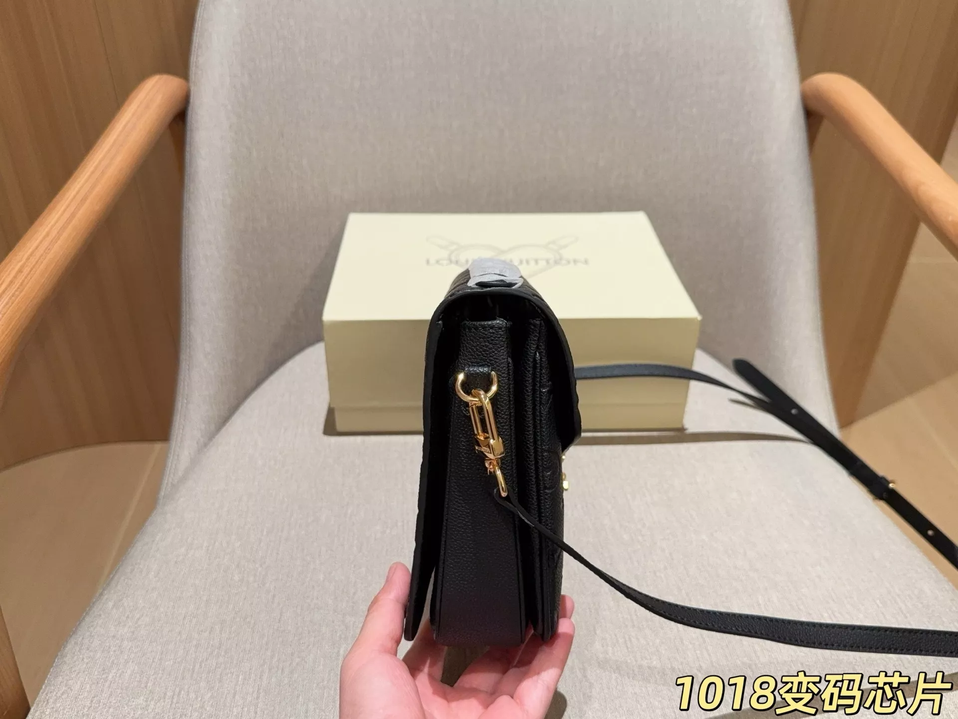루이비통 엠보 모노그램 플랩 백 상세 이미지 5