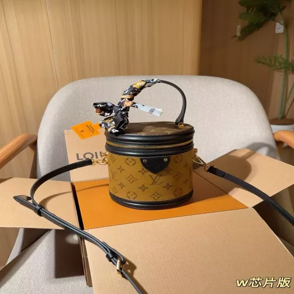 루이비통 모노그램 원통형 스트랩 백