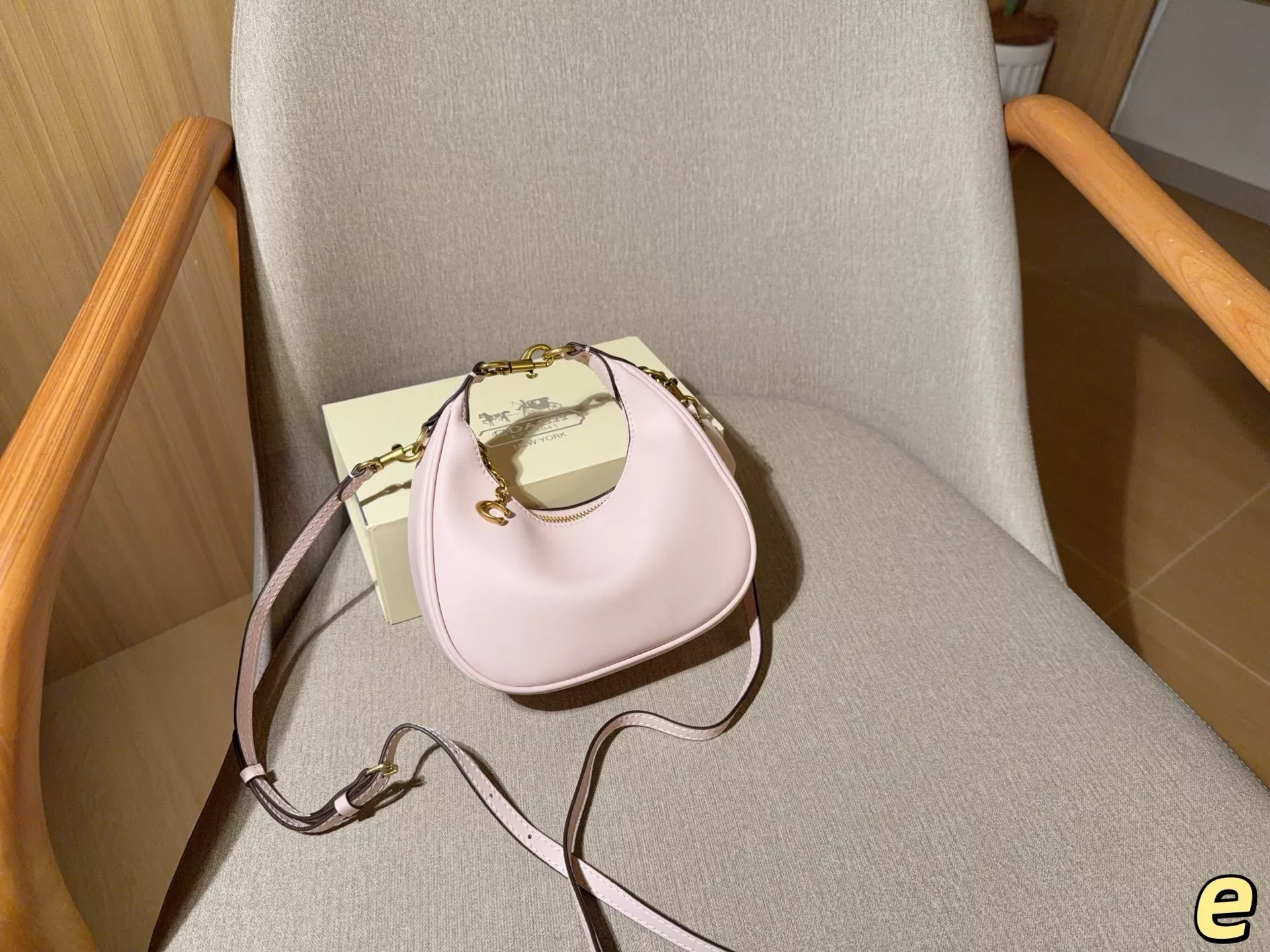 코치 미니 조니 호보 스타일 백 상세 이미지 25