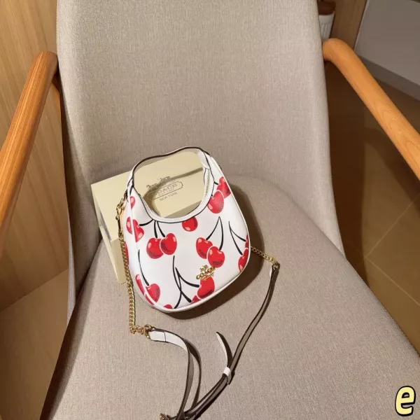코치 체리 프린트 미니 반달백