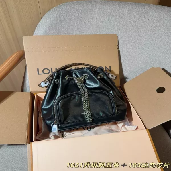 루이비통 블랙 버킷 스타일 체인백