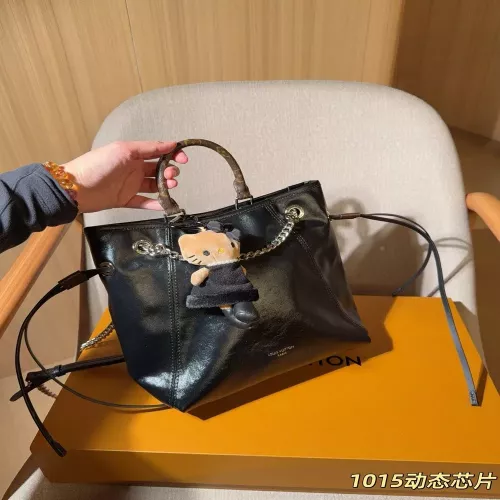 루이비통 블랙 레더 참 장식 백팩