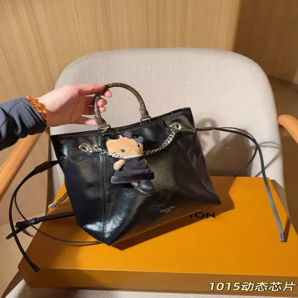 루이비통 블랙 레더 참 장식 백팩