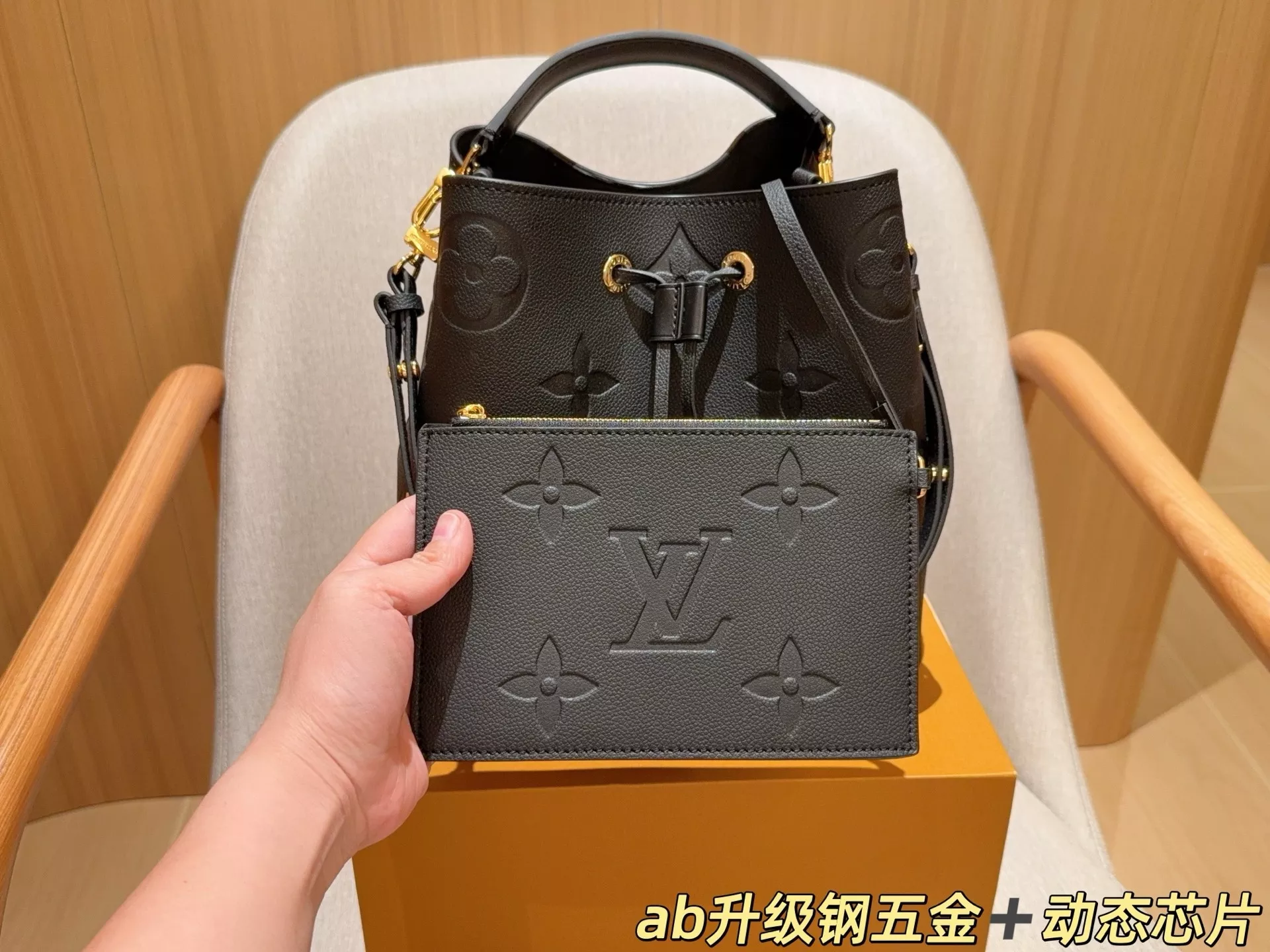 루이비통 엠보싱 버킷 스타일 핸드백 상세 이미지 5