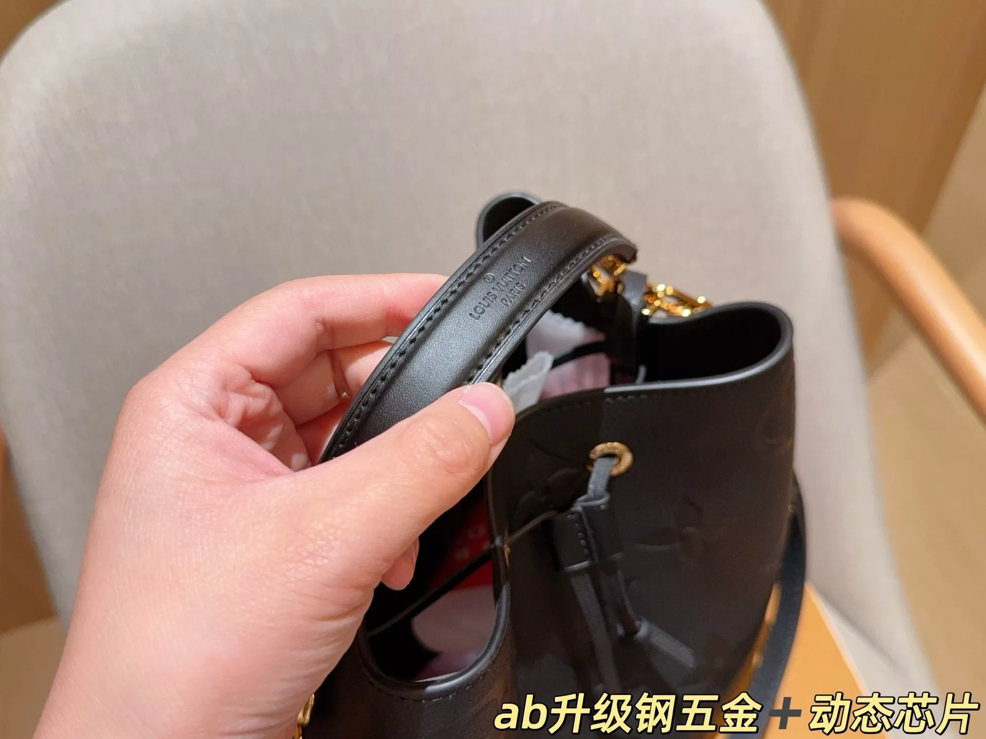 루이비통 엠보싱 버킷 스타일 핸드백 상세 이미지 8