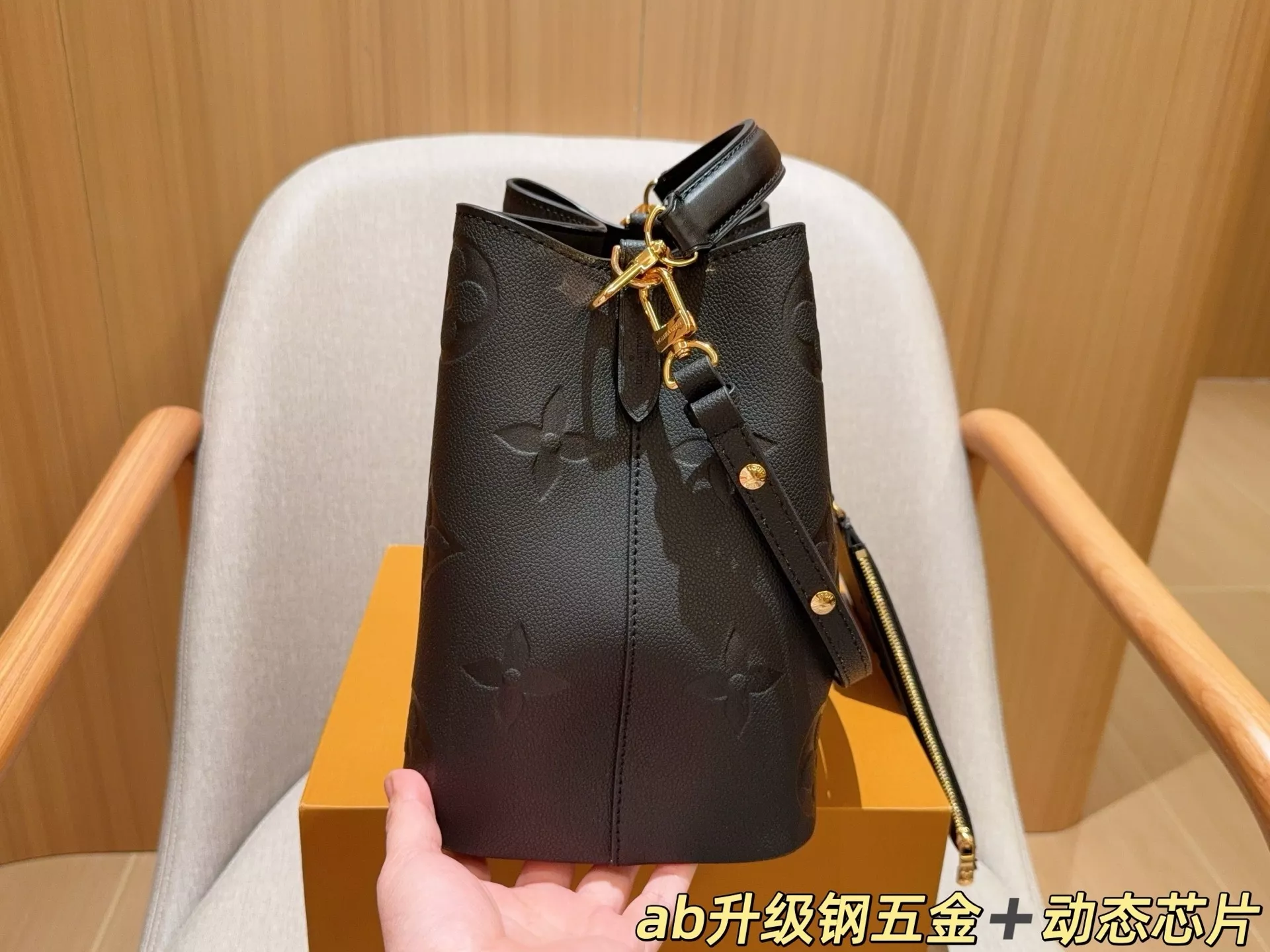 루이비통 엠보싱 버킷 스타일 핸드백 상세 이미지 6