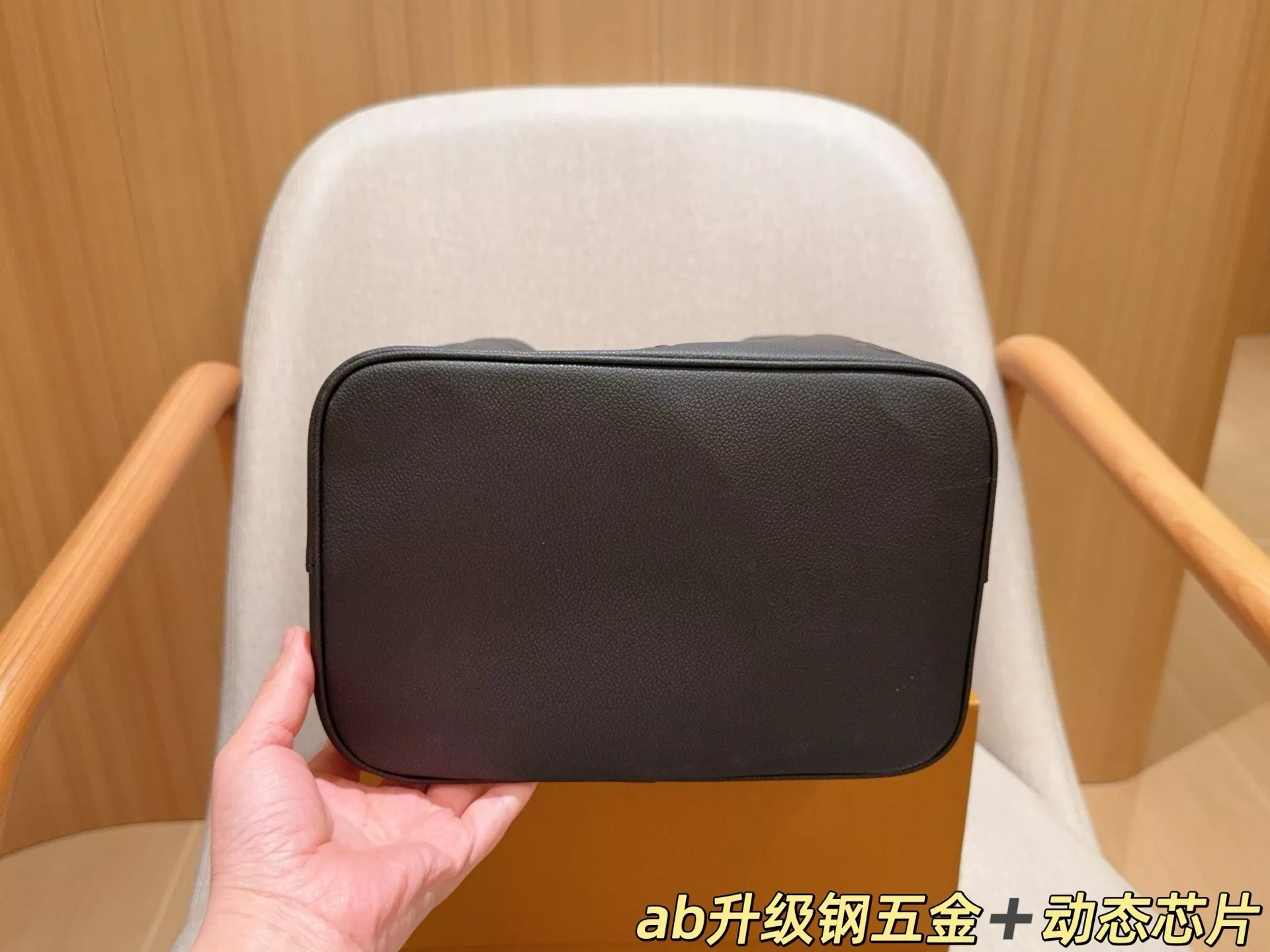 루이비통 엠보싱 버킷 스타일 핸드백 상세 이미지 7