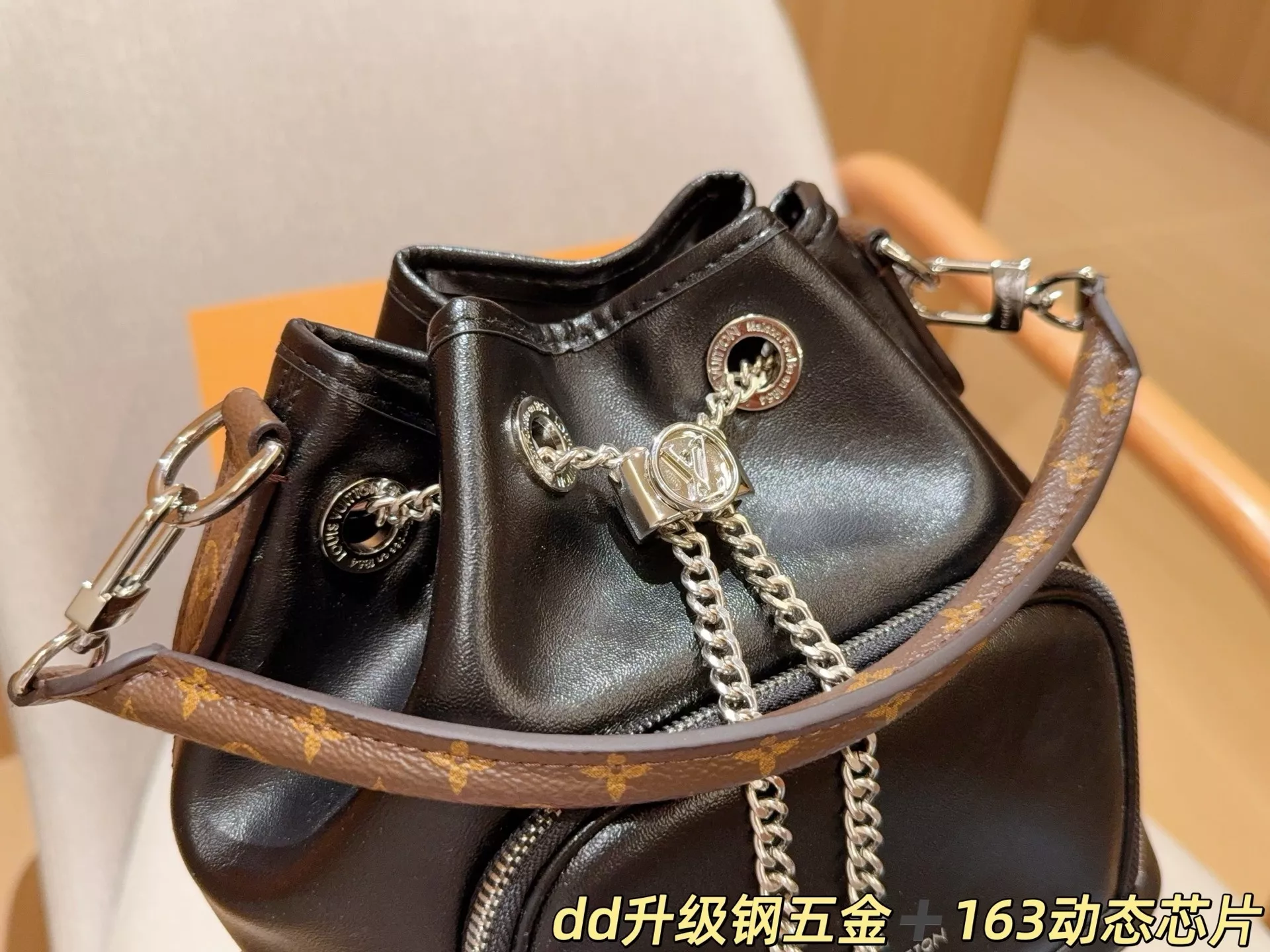 루이비통 블랙 버킷 체인백 상세 이미지 7